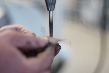 Makinist araba tamir Vana motoru geri yükler.