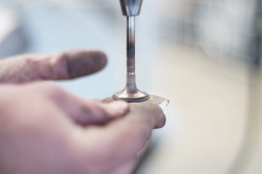 Makinist araba tamir Vana motoru geri yükler.