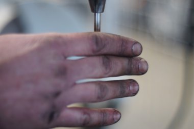 Makinist araba tamir Vana motoru geri yükler.