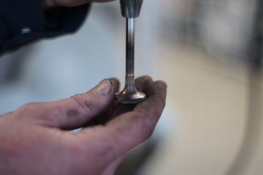 Makinist araba tamir Vana motoru geri yükler.