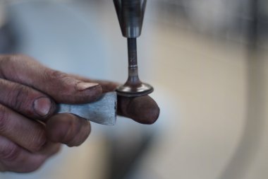 Makinist araba tamir Vana motoru geri yükler.