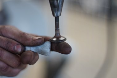 Makinist araba tamir Vana motoru geri yükler.