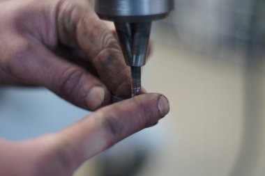 Makinist araba tamir Vana motoru geri yükler.
