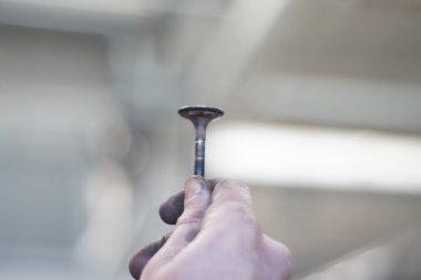 Makinist araba tamir Vana motoru geri yükler.