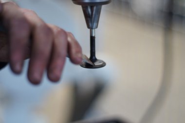 Makinist araba tamir Vana motoru geri yükler.