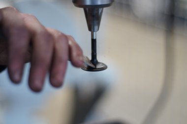 Makinist araba tamir Vana motoru geri yükler.