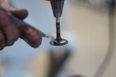 Makinist araba tamir Vana motoru geri yükler.