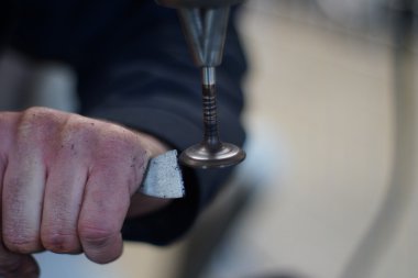 Makinist araba tamir Vana motoru geri yükler.