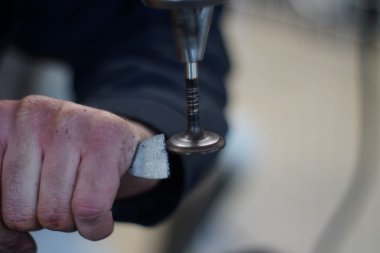 Makinist araba tamir Vana motoru geri yükler.