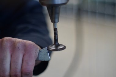 Makinist araba tamir Vana motoru geri yükler.