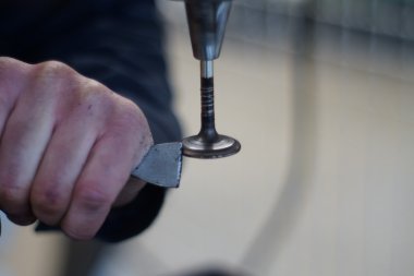 Makinist araba tamir Vana motoru geri yükler.