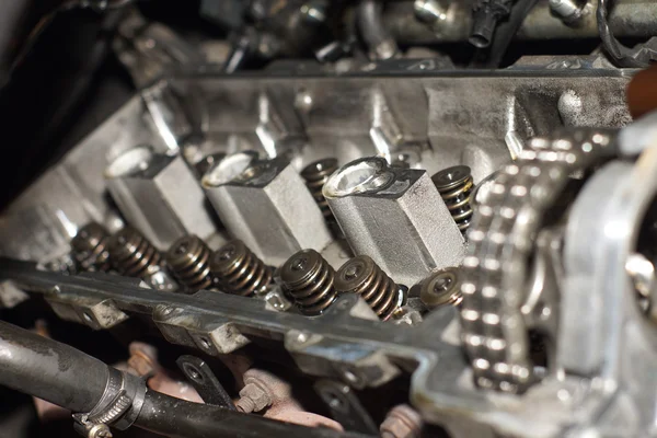 Les mains du mécanicien serrent l'écrou avec une clé lors de la réparation du moteur — Photo