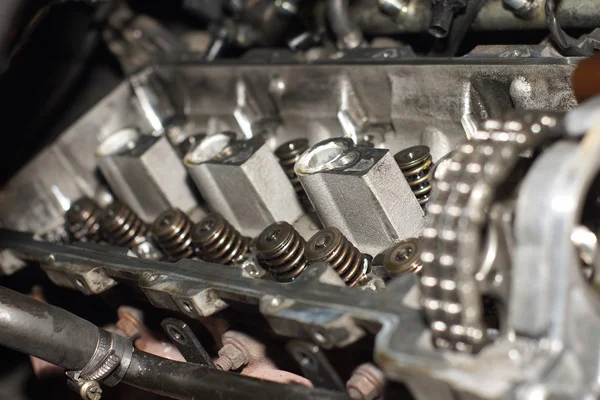 Mãos mecânicas apertar porca com chave durante a reparação do motor — Fotografia de Stock