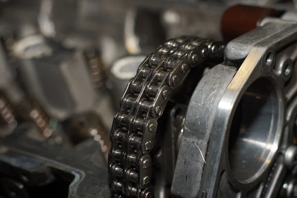 Mechaniker schrauben Mutter mit Schraubenschlüssel fest, während Motor repariert wird — Stockfoto