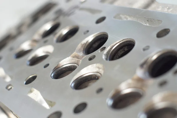 Механические руки затягивают гайку гаечным ключом при ремонте двигателя — стоковое фото