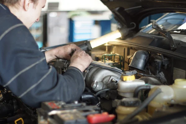 Vuile auto mechanic handen onderzoeken auto auto op reparatie service station — Stockfoto