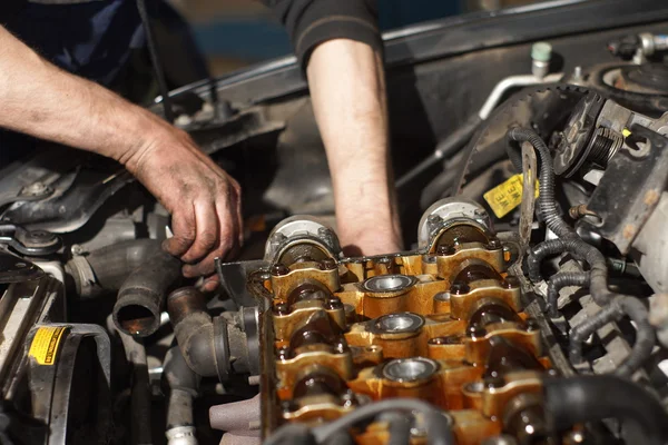 kirli araba mekanik el araba otomobil de inceleyerek tamir servis istasyonu