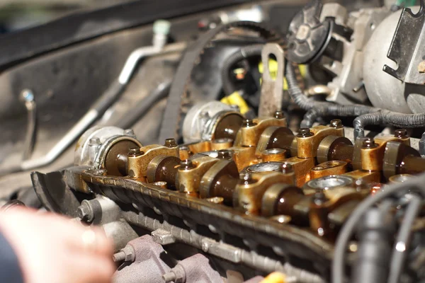 Mechanische handen Draai moer met sleutel bij het herstellen van de motor — Stockfoto