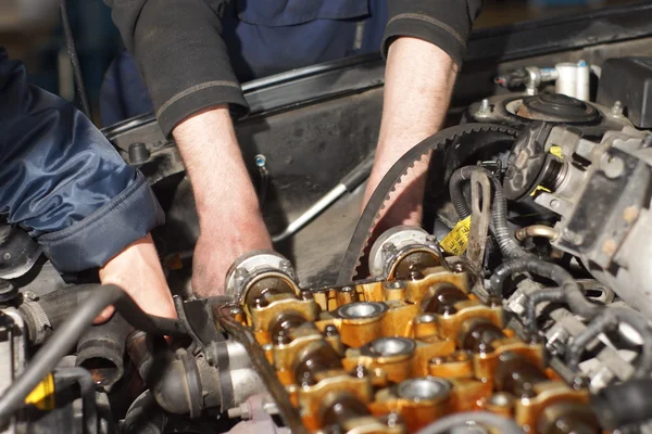 Vuile auto mechanic handen onderzoeken auto auto op reparatie service station — Stockfoto