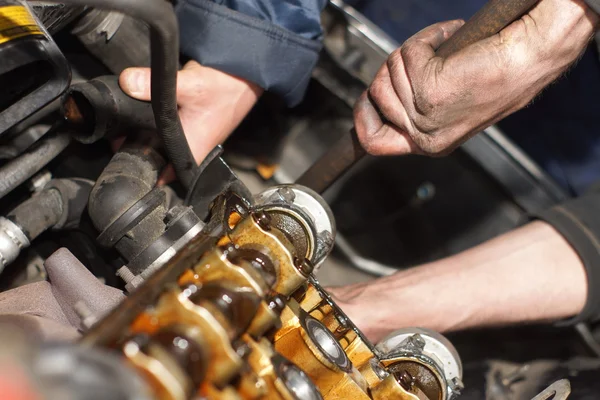 Schmutzige Automechaniker-Hände untersuchen Auto an Reparatur-Tankstelle — Stockfoto