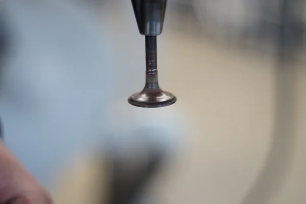 Механик восстанавливает клапанный двигатель при ремонте автомобиля — стоковое фото