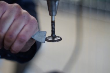 Makinist araba tamir Vana motoru geri yükler.