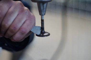 Makinist araba tamir Vana motoru geri yükler.
