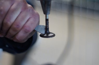 Makinist araba tamir Vana motoru geri yükler.