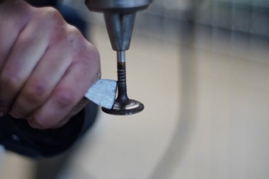 Makinist araba tamir Vana motoru geri yükler.