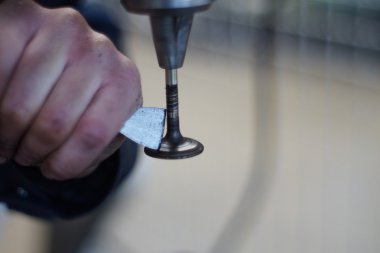 Makinist araba tamir Vana motoru geri yükler.