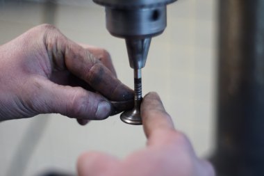 Makinist araba tamir Vana motoru geri yükler.