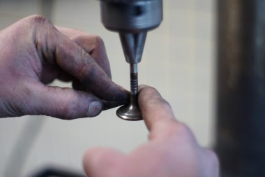 Makinist araba tamir Vana motoru geri yükler.