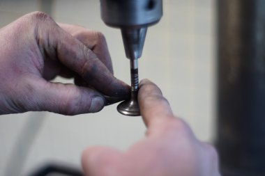 Makinist araba tamir Vana motoru geri yükler.