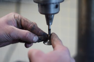 Makinist araba tamir Vana motoru geri yükler.
