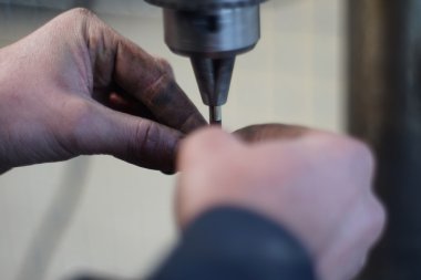 Makinist araba tamir Vana motoru geri yükler.
