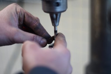Makinist araba tamir Vana motoru geri yükler.