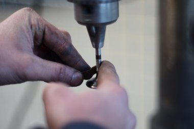 Makinist araba tamir Vana motoru geri yükler.