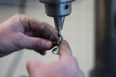 Makinist araba tamir Vana motoru geri yükler.