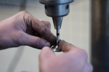 Makinist araba tamir Vana motoru geri yükler.