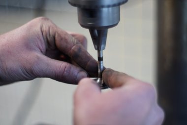 Makinist araba tamir Vana motoru geri yükler.