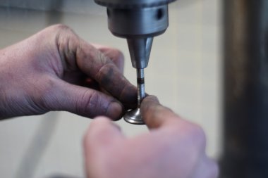 Makinist araba tamir Vana motoru geri yükler.