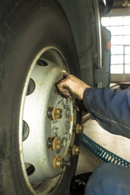 kirli araba mekanik el araba otomobil de inceleyerek tamir servis istasyonu