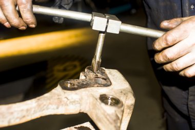 kirli araba mekanik el araba otomobil de inceleyerek tamir servis istasyonu