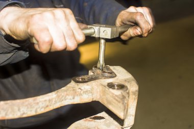 kirli araba mekanik el araba otomobil de inceleyerek tamir servis istasyonu