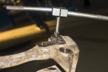 kirli araba mekanik el araba otomobil de inceleyerek tamir servis istasyonu