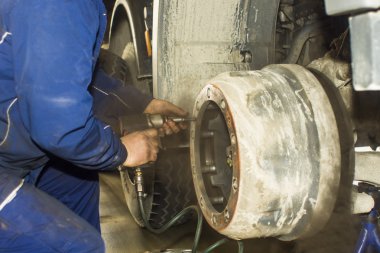 kirli araba mekanik el araba otomobil de inceleyerek tamir servis istasyonu