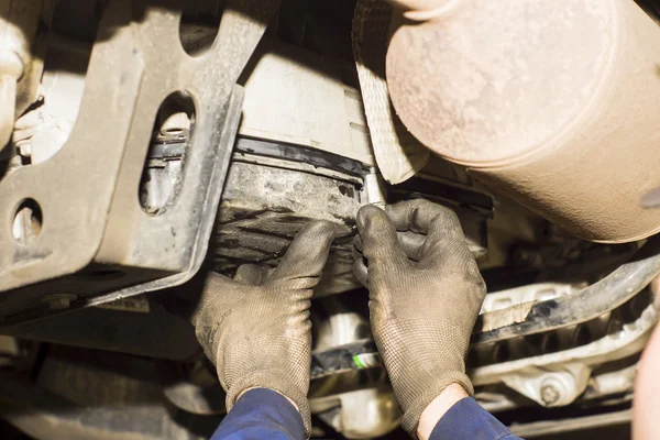 Smutsig bil mekaniker händer granska bil bil på reparation service station — Stockfoto