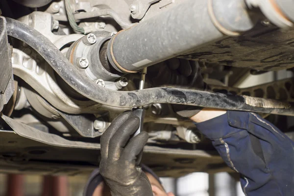Sucio coche mecánico manos examinar coche automóvil en la estación de servicio de reparación —  Fotos de Stock