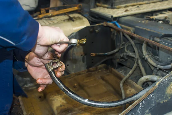 Dirty car mechanic hands examining car automobile at repair service station — Stock Photo, Image