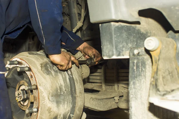 kirli araba mekanik el araba otomobil de inceleyerek tamir servis istasyonu